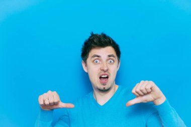 Adam baş parmak hareketi gösteriyor.