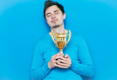 Altın kadehli bir adam