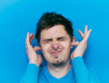 Stüdyoda poz veren adam