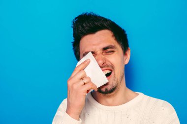 Stüdyoda poz veren adam