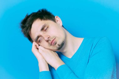 Stüdyoda poz veren adam