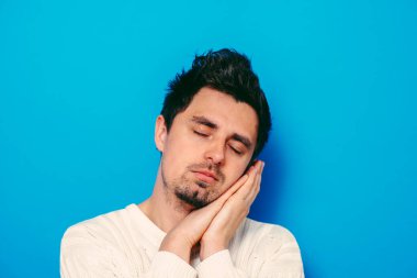 Stüdyoda poz veren adam