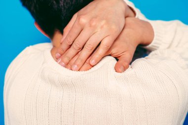 Boyun ağrısı. Arkadaki adam