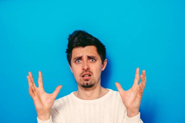 Adam korkudan korkuyor.