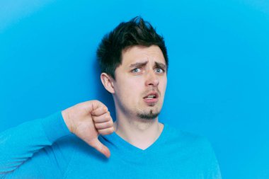 Adam baş parmak hareketi gösteriyor.