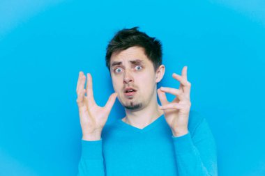 Adam korkudan korkuyor.