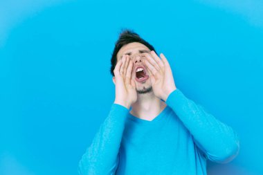 Stüdyoda poz veren adam