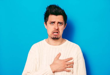 Kalp krizi geçiren bir adam.