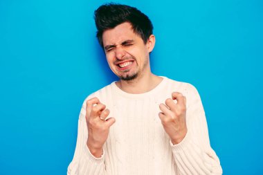 Stüdyoda poz veren adam