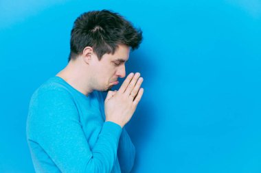 Stüdyoda poz veren adam