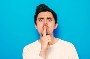 Adam parmağını onun dudaklarına koydu.