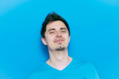 Stüdyoda poz veren adam