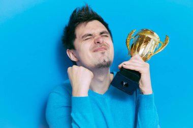 Altın kadehli bir adam