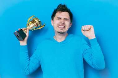 Altın kadehli bir adam