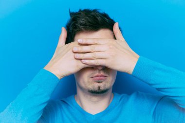 Erkekler gözlerini onun elleriyle kapatır.