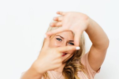 Kadın el çerçevesi yapıyor.