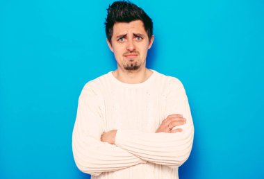 Kollarını kavuşturmuş bir adamın portresi.