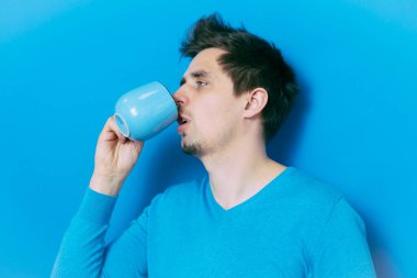 Stüdyoda poz veren adam