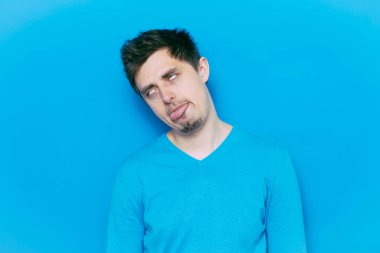 Adam ofis işinde çok yorgundu.