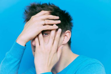 Parmaklarından İzle.