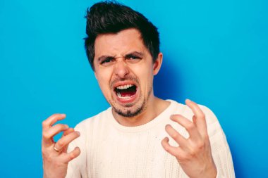 Stüdyoda poz veren adam