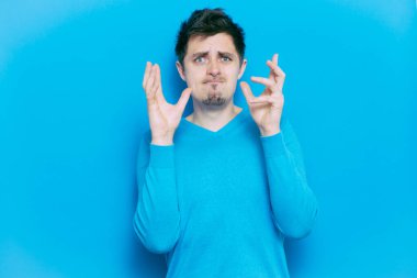 Adam korkudan korkuyor.