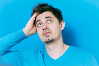 Stüdyoda poz veren adam