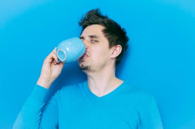 Stüdyoda poz veren adam