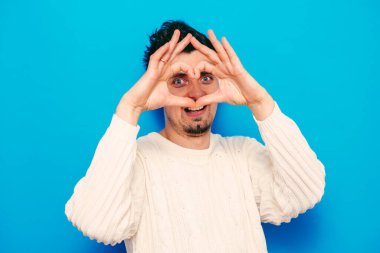 Adam kalp çerçevesi yapıyor.