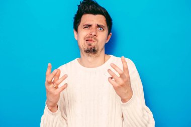 Stüdyoda poz veren adam