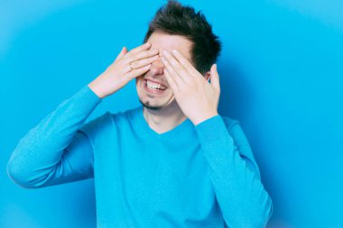 Erkekler gözlerini onun elleriyle kapatır.