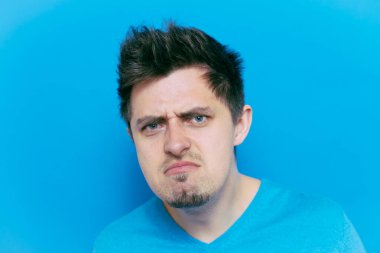 Stüdyoda poz veren adam