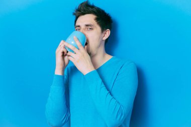 Stüdyoda poz veren adam