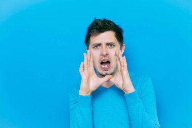 Stüdyoda poz veren adam