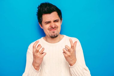 Stüdyoda poz veren adam