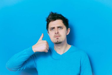 Adam baş parmağını gösteriyor.