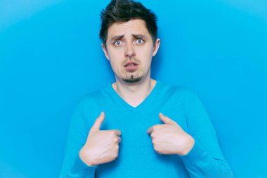 Erkek el parmağı göğsünü işaret ediyor. Jest yap. Ben kimim? Gri bir arkaplanda