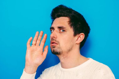 Stüdyoda poz veren adam