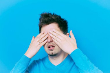 Erkekler gözlerini onun elleriyle kapatır.