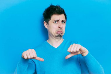 Adam baş parmak hareketi gösteriyor.