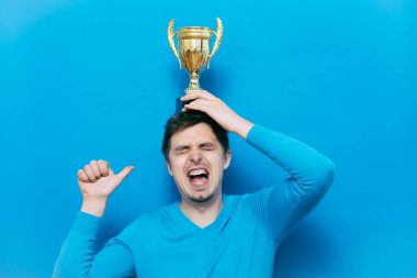 Altın kadehli bir adam