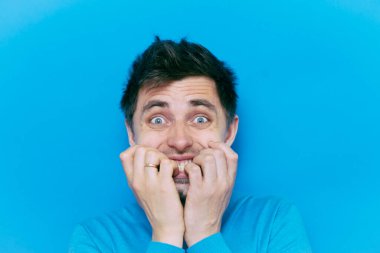 Adam tırnaklarını yiyor.