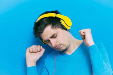 Stüdyoda poz veren adam