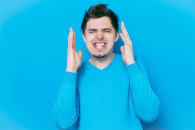 Stüdyoda poz veren adam