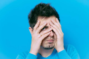 Parmaklarından İzle.