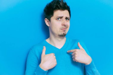 Erkek el parmağı göğsünü işaret ediyor. Jest yap. Ben kimim? Gri bir arkaplanda