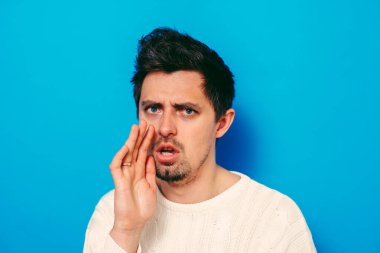 Stüdyoda poz veren adam