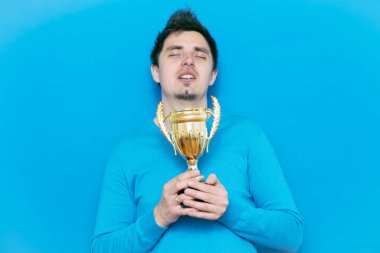 Altın kadehli bir adam