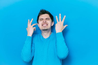 Neşeli, çok mutlu bir adam.