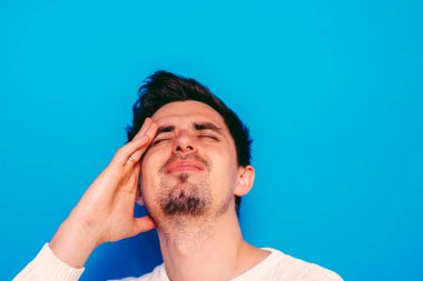 Stüdyoda poz veren adam